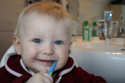 Kind tanden poetsen