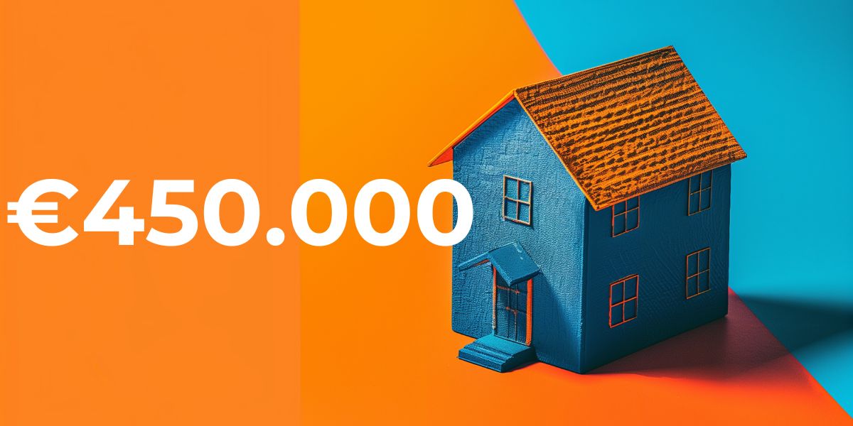 Blauw huis maquette met prijs €450.000 op kleurrijke achtergrond.