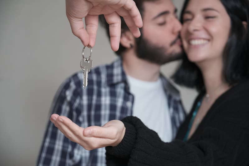 stelletje krijgt sleutels nhg hypotheek starters woningmarkt