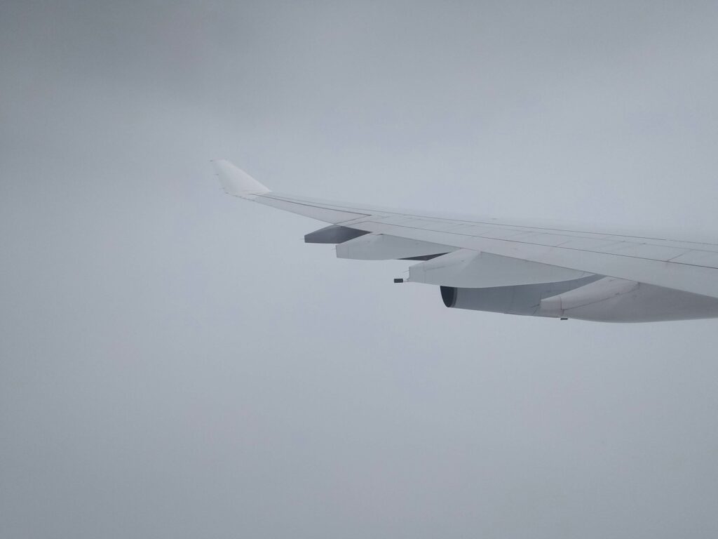 Opvallende prijsdalingen bij vliegtickets zorgen voor lagere inflatie, maar vakantiewoningen kunnen volgend jaar juist flink duurder uitpakken voor Nederlandse huishoudens.