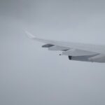 Opvallende prijsdalingen bij vliegtickets zorgen voor lagere inflatie, maar vakantiewoningen kunnen volgend jaar juist flink duurder uitpakken voor Nederlandse huishoudens.