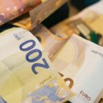 Assortiment van eurobiljetten, waaronder een 200-eurobiljet op de voorgrond.