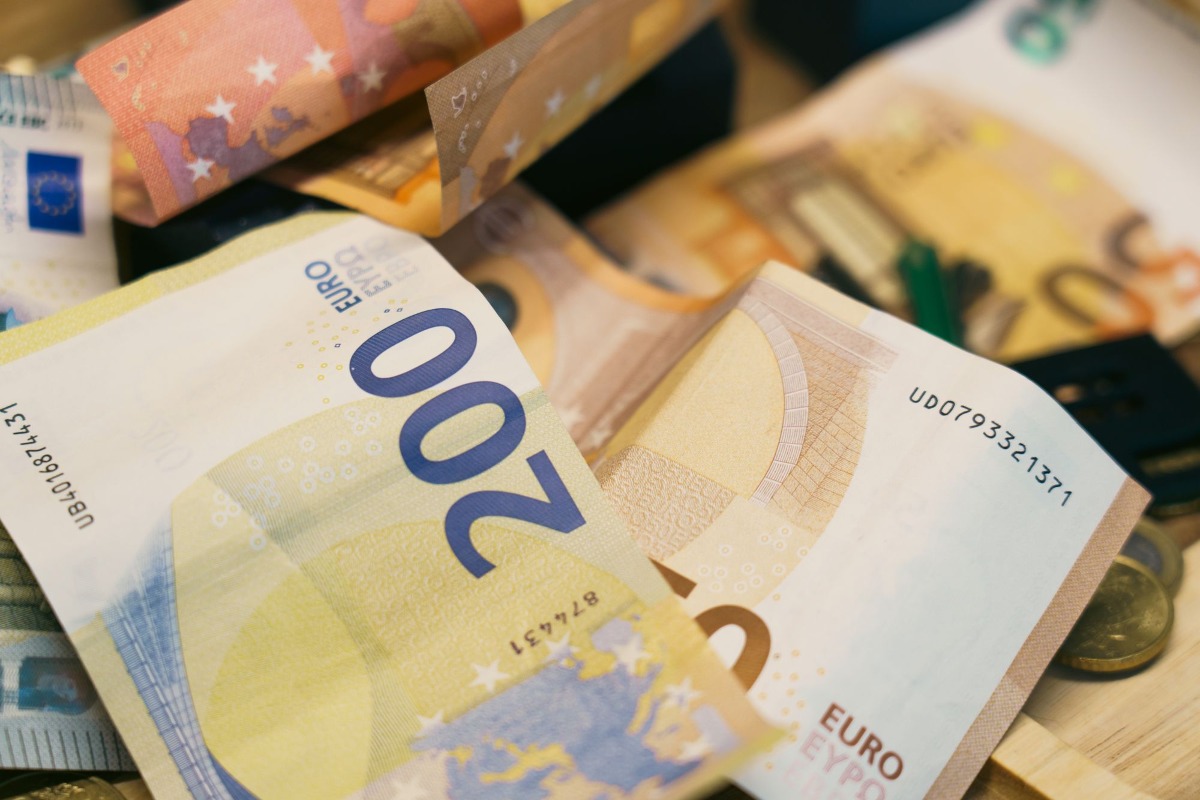 Assortiment van eurobiljetten, waaronder een 200-eurobiljet op de voorgrond.